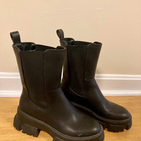 Black Boots Size 37 - Picture 2 of 6